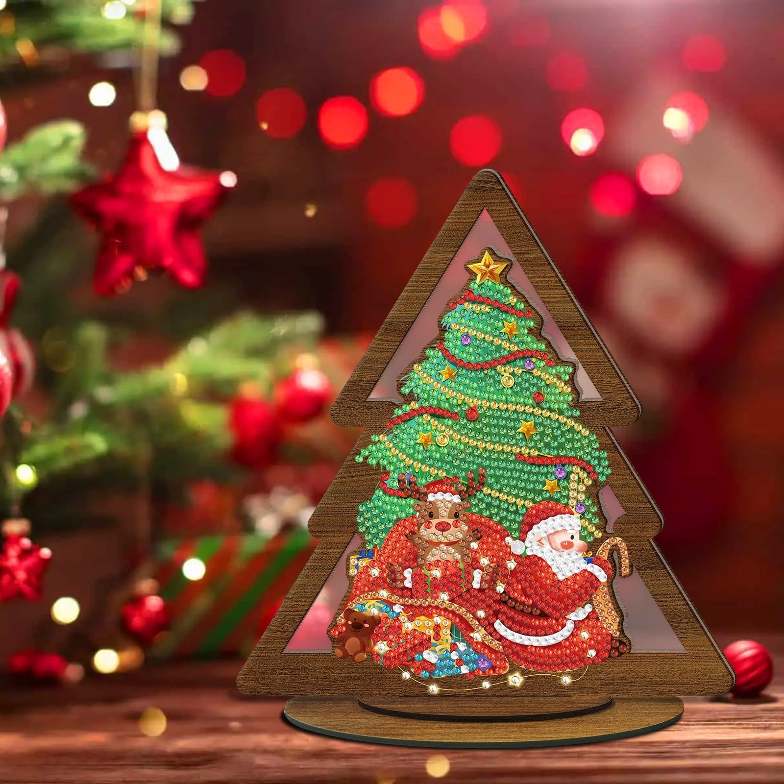 Un cuadro de diamantes 5D de Papá Noel preparando regalos en casa